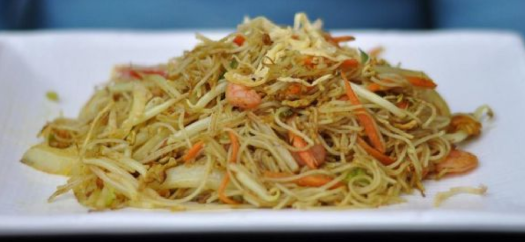 Spaghetti di riso con verdure e gamberi