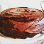 torta cioccolatosa ricoperta di cioccolato