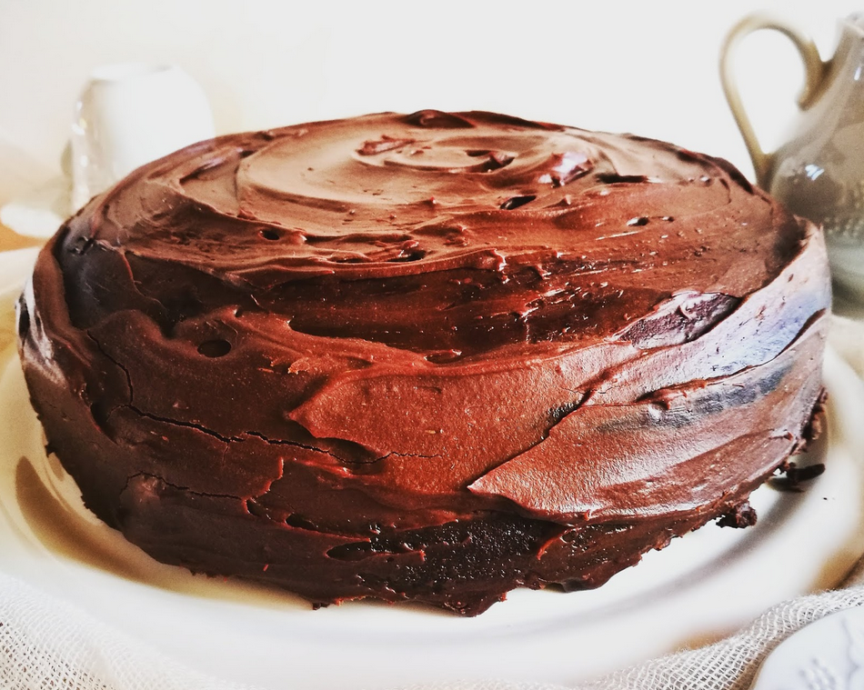 torta cioccolatosa ricoperta di cioccolato
